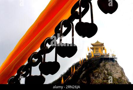 (150213) -- ZHENGZHOU, 13. Februar 2015 -- Foto aufgenommen am 21. September 2012 zeigt Liebesschlösser an der Eisenkette auf dem Berg Laojun im Luanchuan County, Provinz Henan in Zentralchina. Love Locks , die normalerweise an malerischen Orten in China zu sehen sind und mit den Namen der Liebenden geschrieben sind, symbolisieren die Liebe zur Treue und Aufrichtigkeit für einander. ) (Zwx) CHINA- LOVE LOCKS (CN) WangxSong PUBLICATIONxNOTxINxCHN Zhengzhou Feb 13 2015 Foto aufgenommen AM 21. September 2012 zeigt Love Locks AN der Eisenkette AUF dem Laojun Berg im Luanchuan County Zentralchina Provinz S Henan Love Locks normalerweise Seen in malerischen Orten in C Stockfoto