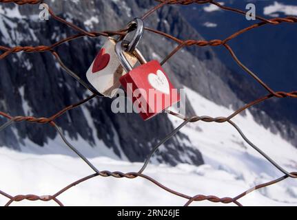 (150213) -- ZHENGZHOU, 13. Februar 2015 -- Foto aufgenommen am 29. Januar 2015 zeigt Liebesschlösser auf dem Drahtgeflecht auf dem Yulong Snow Mountain in der südwestchinesischen Provinz Yunnan. Love Locks , die normalerweise an malerischen Orten in China zu sehen sind und mit den Namen der Liebenden geschrieben sind, symbolisieren die Liebe zur Treue und Aufrichtigkeit für einander. ) (Zwx) CHINA- LOVE LOCKS (CN) WangxSong PUBLICATIONxNOTxINxCHN Zhengzhou Feb 13 2015 Foto aufgenommen AM Januar 29 2015 zeigt Love Locks AUF dem Drahtgeflecht AUF dem Yulong Snow Mountain im Südwesten Chinas S Yunnan Province Love Locks normalerweise Seen in malerischen Spots in China und geschrieben Stockfoto