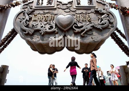 (150213) -- ZHENGZHOU, 13. Februar 2015 -- Foto aufgenommen am 29. April 2011 zeigt eine riesige Liebesschleuse in Wuxi, der ostchinesischen Provinz Jiangsu. Love Locks , die normalerweise an malerischen Orten in China zu sehen sind und mit den Namen der Liebenden geschrieben sind, symbolisieren die Liebe zur Treue und Aufrichtigkeit für einander. ) (Zwx) CHINA- LOVE LOCKS (CN) WangxSong PUBLICATIONxNOTxINxCHN Zhengzhou Feb 13 2015 Foto aufgenommen AM April 29 2011 zeigt eine riesige Love Lock in Wuxi City Ostchina S Jiangsu Provinz Love Locks normalerweise Seen in malerischen Orten in China und geschrieben mit den Namen der Liebhaber symbolisieren die Liebe von Loyalität und Aufrichtigkeit Stockfoto