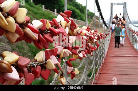 (150213) -- ZHENGZHOU, 13. Februar 2015 -- Foto aufgenommen am 24. Juli 2006 zeigt Liebesschlösser auf einer Brücke in der Stadt Yantai, ostchinesische Provinz Shandong. Love Locks , die normalerweise an malerischen Orten in China zu sehen sind und mit den Namen der Liebenden geschrieben sind, symbolisieren die Liebe zur Treue und Aufrichtigkeit für einander. ) (Zwx) CHINA- LOVE LOCKS (CN) WangxSong PUBLICATIONxNOTxINxCHN Zhengzhou Feb 13 2015 Foto aufgenommen AM 24. Juli 2006 zeigt Love Locks ON a Bridge in Yantai City Ostchina Provinz S Shan Dong Love Locks normalerweise Seen in malerischen Orten in China und geschrieben mit den Namen der Liebhaber symbolisieren liebe loya Stockfoto