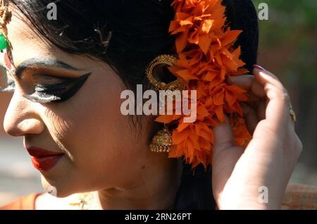 (150213) -- DHAKA, 13. Februar 2015 -- Eine bangladeschische Frau nimmt an der Feier des Pahela Falgun (Frühlingsfest) in Dhaka, Bangladesch, 13. Februar 2015 Teil. Bangladesch feierte die Ankunft des Frühlings am Freitag. ) BANGLADESCH-DHAKA-PAHELA FALGUN-FEIER SharifulxIslam PUBLICATIONxNOTxINxCHN DHAKA 13. Februar 2015 eine Frau aus Bangladesch nimmt an der Feier des Pahela Spring Festivals in Dhaka Teil Bangladesch 13. Februar 2015 Bangladesch Prominente feierten die Ankunft des Frühlings AM Freitag Bangladesch Dhaka PNOahela Celebration PUxBLNICxTUCHNNIH Stockfoto