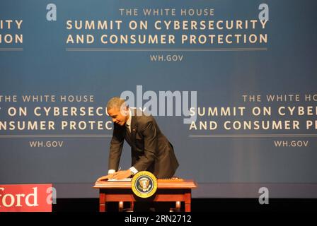 (150213) -- KALIFORNIEN, 13. Februar 2015 -- US-Präsident Barack Obama unterzeichnet eine Exekutive Order während des Gipfeltreffens des Weißen Hauses über Cybersicherheit und Verbraucherschutz in Kalifornien, USA, am 13. Februar 2015. US-Präsident Barack Obama unterzeichnete am Freitag einen Erlass, in dem Unternehmen aufgefordert werden, Informationen über Cyberbedrohungen untereinander und mit der Regierung auszutauschen. ) US-CALIFORNIA-CYBERSECURITY-CONSUMER PROTECTION-OBAMA MaxDan PUBLICATIONxNOTxINxCHN Kalifornien 13. Februar 2015 US-Präsident Barack Obama unterschreibt auf dem Gipfel des Weißen Hauses ÜBER Cyber u200bu200bSecurity an die Exekutive Stockfoto