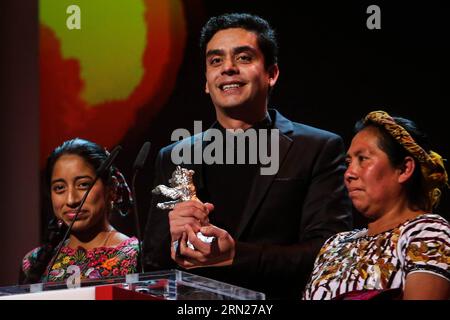 ROTER TEPPICH FÜR UNTERHALTUNG 65. Berlinale - Preisverleihung (150214) -- BERLIN, 14. Februar 2015 -- Jayro Bustamante (C) hält seinen Silbernen Bären Alfred Bauer Preis für einen Spielfilm, der Ixcanul während der Preisverleihung beim 65. Berlinale International Film Festival in Berlin, 14. Februar 2015 neue Perspektiven eröffnet. ) DEUTSCHLAND-BERLIN-INTERNATIONALES FILMFESTIVAL ZhangxFan PUBLICATIONxNOTxINxCHN Entertainment Red Carpet 65 Berlinale Preisverleihung Berlin 14. Februar 2015 Bustamante C hält seinen Alfred-Bauer-Preis für einen Spielfilm Thatcher eröffnet neue Perspektiven für während des Stockfoto