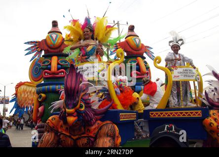 Kinder, die auf einem Floß stehen, nehmen an der Parade Battle of Flowers während des Karnevals von Barranquilla in Barranquilla, Kolumbien, am 14. Februar 2015 Teil. COLPRENSA)(zhf) COLOMBIA OUT COLOMBIA-BARRANQUILLA-CARNIVAL e COLPRENSA PUBLICATIONxNOTxINxCHN Children Thing ON a Float Nehmen Sie an der Parade namens Battle of Flowers während des Barranquilla-Karnevals in Barranquilla Kolumbien AM 14. Februar 2015 Teil Colombia Out Colombia BarranquNOilla Carnival e PUxTICxBLN Stockfoto