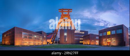 Essen, Deutschland - 05. Juli 2022: Früher Abend im Zeche Zollverein, einem ehemaligen Kohlebergwerk und UNESCO-Weltkulturerbe Stockfoto