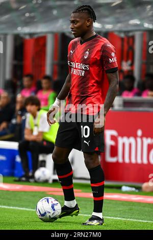 Mailand, Italien - 26. August 2023: Rafael Leão vom AC Mailand kontrolliert den Ball während des Fußballspiels Der Serie A AC Mailand gegen Turin im San Siro Stadion Stockfoto