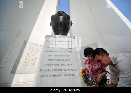 (150215) -- SINGAPUR, 15. Februar 2015 -- am 15. Februar 2015 nehmen Menschen am Kriegsgedenkengottesdienst im war Memorial Park in Singapur Teil. Die Chinesische Industrie- und Handelskammer Singapurs (SCCCI) hielt am Sonntag den 48. Kriegsgedenkgottesdienst zum Gedenken an die zivilen Opfer der japanischen Besatzung ab. SINGAPUR-JAPANISCHE BESATZUNGSKRIEG MEMORIAL ThenxChihxWey PUBLICATIONxNOTxINxCHN Singapur 15. Februar 2015 Prominente besuchen den was Memorial Service IN Singapur S Was Memorial Park AM 15. Februar 2015 die Singapur Chinesische Industrie- und Handelskammer SCCCI AM Sonntag Hero der 48. War Memor Stockfoto