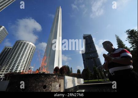 (150215) -- SINGAPUR, 15. Februar 2015 -- am 15. Februar 2015 nehmen Menschen am Kriegsgedenkengottesdienst im war Memorial Park in Singapur Teil. Die Chinesische Industrie- und Handelskammer Singapurs (SCCCI) hielt am Sonntag den 48. Kriegsgedenkgottesdienst zum Gedenken an die zivilen Opfer der japanischen Besatzung ab. SINGAPUR-JAPANISCHE BESATZUNGSKRIEG MEMORIAL ThenxChihxWey PUBLICATIONxNOTxINxCHN 150215 Singapur 15. Februar 2015 Prominente besuchen den was Memorial Service IM Singapur S was Memorial Park AM 15. Februar 2015 die Singapur Chinesische Industrie- und Handelskammer SCCCI AM Sonntag Hero der 48. Wa Stockfoto