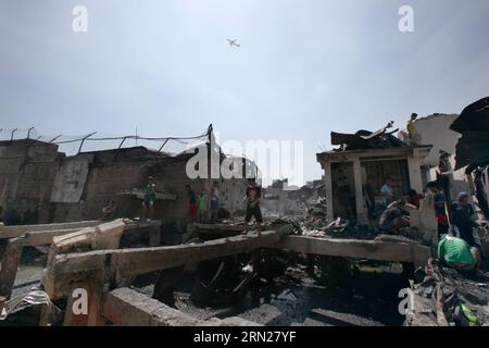 (150216) -- PASAY CITY, 16. Februar 2015 -- Bewohner plündern nach einem Brand in einem Slum-Gebiet in Pasay City, Philippinen, 16. Februar 2015 ihre Habseligkeiten aus ihren verbrannten Häusern. Mindestens vier Menschen wurden getötet, nachdem ein Brand etwa 300 Häuser aus leichten Materialien zerstört hatte, berichteten lokale Medien. )(lyi) PHILIPPINEN-PASAY CITY-FIRE RouellexUmali PUBLICATIONxNOTxINxCHN Pasay City 16. Februar 2015 Einwohner plündern nach einem Brand IN einem Slum-Gebiet in Pasay City die Philippinen 16. Februar 2015 mindestens vier Prominente wurden GETÖTET, nachdem ein Feuer etwa 300 Haus zerstört hatte Stockfoto