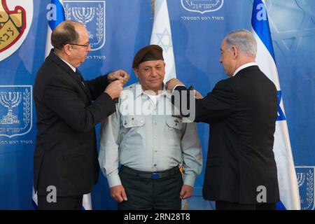 (150217) -- JERUSALEM, 16. Februar 2015 -- der israelische Premierminister Benjamin Netanyahu (R), Verteidigungsminister Moshe ya Alon (L) tragen die neuen Schulterklappen für Gadi Eizenkot während der Vereidigung im Büro des Ministerpräsidenten in Jerusalem am 16. Februar 2015. Generalleutnant Gadi Eizenkot wurde am Montag als 21. Stabschef der israelischen Streitkräfte vereidigt. Eizenkot erhielt seinen neuen Rang im Amt des Premierministers Benjamin Netanjahu in Jerusalem, der die Gelegenheit nutzte, um zu warnen, dass der nahe Osten auseinanderfällt, da die Bedrohung durch das iranische Reich immer stärker wird. Eizekot, 5 Stockfoto