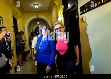 (150218) -- HAVANNA, die US-Senatoren Amy Klobuchar (L) und Claire McCaskill (R) verlassen sich, nachdem sie am 17. Februar 2015 an einer Pressekonferenz in Havanna (Kuba) teilgenommen haben. Die Vereinigten Staaten und Kuba werden hier Ende dieses Monats eine neue Gesprächsrunde über normalisierte Beziehungen abhalten, wie das Außenministerium am Dienstag bestätigte. ) (Rhj) KUBA-HAVANNA-US-BEZIEHUNGEN LiuxBin PUBLICATIONxNOTxINxCHN HAVANNA Senatorin Amy Klobuchar l und Claire McCaskill r reisen nach der Teilnahme an einer Pressekonferenz in Havanna Kuba AM 17. Februar 2015 ab die Vereinigten Staaten und Kuba werden hier Ende dieses Monats eine neue Runde der Gespräche ÜBER Beziehungen abhalten Stockfoto