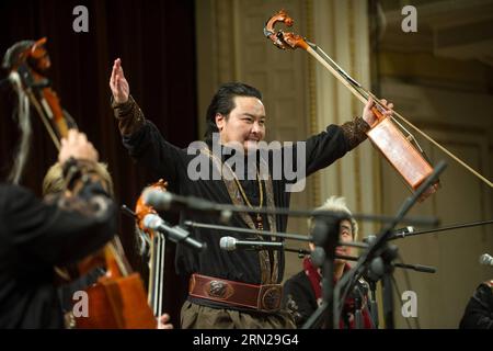 (150218) -- VILNIUS, 18. Februar 2015 -- Ein Mitglied des chinesischen Musikensembles begrüßt das Publikum nach einem chinesischen Neujahrskonzert in Vilnius, Litauen, am 18. Februar 2015. Am Mittwoch fand in Litauen das frohe chinesische Neujahrsfest statt, bei dem das Ensemble IH TSETSN aus der Autonomen Region Innere Mongolei Nordchinas ihre Volkslieder dem lokalen Publikum vorstellte. ) LITAUEN-VILNIUS-CHINESISCHES NEUJAHRSKONZERT AlfredasxPliadis PUBLICATIONxNOTxINxCHN Vilnius 18. Februar 2015 ein Mitglied des chinesischen Musikensembles begrüßt das Publikum nach einem chinesischen Neujahrskonzert in Vilnius Litauisch Stockfoto