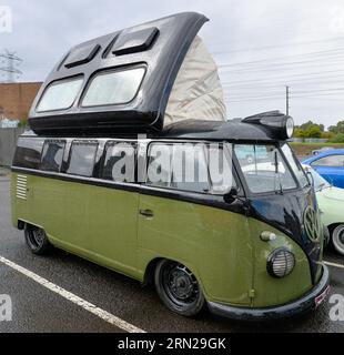 Volkswagen VW Kombi Transporter Mini Van Green Black Pop Top modifizierte Vintage Retro Show Shine Day Out, Melbourne Victoria Stockfoto