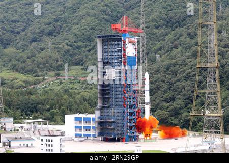 (230831) -- XICHANG, 31. August 2023 (Xinhua) -- Eine lange März-2D-Trägerrakete mit drei Fernerkundungssatelliten startet vom Xichang Satellite Launch Center in der südwestlichen chinesischen Provinz Sichuan, 31. August 2023. China startete am Donnerstag eine lange März-2D-Trägerrakete, um eine Gruppe von drei Fernerkundungssatelliten im Weltraum zu platzieren. Die drei Satelliten der Yaogan-39-Familie wurden um 15:36 Uhr (Pekinger Zeit) vom Xichang Satellite Launch Center in der südwestlichen Provinz Sichuan gestartet und traten in die geplante Umlaufbahn ein. Diese Mission ist der 485. Flug der Long March carrie Stockfoto