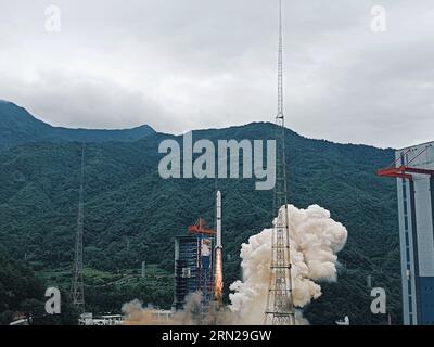 (230831) -- XICHANG, 31. August 2023 (Xinhua) -- Eine lange März-2D-Trägerrakete mit drei Fernerkundungssatelliten startet vom Xichang Satellite Launch Center in der südwestlichen chinesischen Provinz Sichuan, 31. August 2023. China startete am Donnerstag eine lange März-2D-Trägerrakete, um eine Gruppe von drei Fernerkundungssatelliten im Weltraum zu platzieren. Die drei Satelliten der Yaogan-39-Familie wurden um 15:36 Uhr (Pekinger Zeit) vom Xichang Satellite Launch Center in der südwestlichen Provinz Sichuan gestartet und traten in die geplante Umlaufbahn ein. Diese Mission ist der 485. Flug der Long March carrie Stockfoto