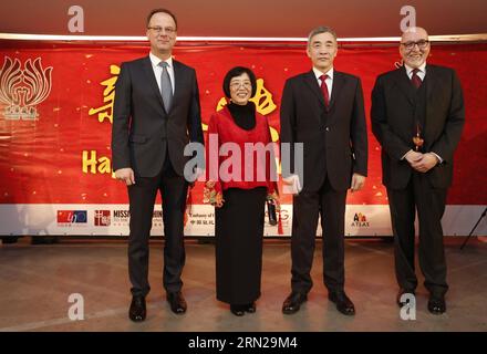 BRÜSSEL, den 18. Februar 2015 -- Yang Yanyi (2. L), Leiter der chinesischen Mission bei der EU, chinesischer Botschafter in Belgien Qu Xing (2. R) und Tibor Navracsics (1. L), EU-kommissar für Bildung, Kultur, Mehrsprachigkeit und Jugend posieren für ein Foto nach der Aufführung während einer chinesischen Neujahrsfeier in Brüssel, Belgien, am 18. Februar 2015. Am Mittwoch fand in Brüssel ein fröhliches chinesisches Neujahrsfest statt, bei dem chinesische Künstler dem lokalen Publikum Tänze brachten. ) BELGIEN-BRÜSSEL-CHINESISCHE NEUJAHRSFEIER ZhouxLei PUBLICATIONxNOTxINxCHN Brüssel 18. Februar 2015 Yang Yanyi 2. L Stockfoto