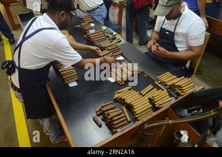 (150219) -- SANTIAGO, 19. Februar 2015 -- Arbeiter packen Zigarren in einer Zigarrenfabrik in Villa Gonzalez, Provinz Santiago, Dominikanische Republik, am 19. Februar 2015. Tabak ist das wichtigste Agrarexportprodukt in der Dominikanischen Republik, und die Provinz Santiago führt ihre Produktion in dem Land an. Die Exporterlöse von Tabak machen 7,5 Prozent der gesamten dominikanischen Exporte aus, und die Tabakerzeugnisse machen 8,5 Prozent der Steuereinnahmen aus Steuern auf Waren aus. Laut Angaben der Dominikanischen Republik schafft die Tabakproduktionslinie 110.000 direkte Arbeitsplätze und erhält rund 350.000 Menschen Stockfoto