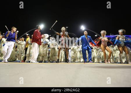 Katia Salles (4. R Front), 30, tritt in der Position der Queen of Percussion Section (eine Art Orchester von Schlaginstrumenten, die den Sänger begleiten und das Tempo der Parade leiten) der Samba-Schule Perola Negra auf, während der Parade der Meister der Samba-Schulen im Anhembi Sambadrome, in Sao Paulo, Brasilien, 20. Februar 2015. Die Parade of the Champions ist ein feierliches Festival, um die besten Samba-Schulen des Jahres von Sao Paulo zu krönen, wenn die Parade jeder Samba-Schule derzeit etwa eine Stunde dauert. Salles wurde 2015 auch zur Prinzessin von Sao Paulo Karneval gewählt. Nach Perola Negra p Stockfoto