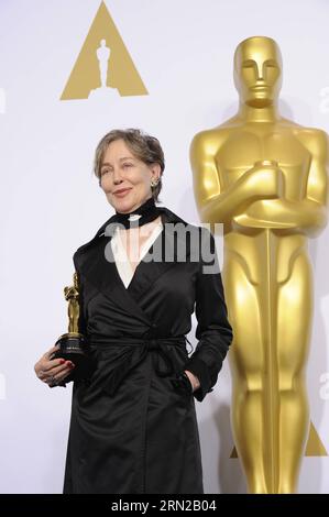 (150223) -- LOS ANGELES, 22. Februar 2015 -- Milena Canonero posiert, nachdem sie am 22. Februar 2015 den Preis für das beste Kostümdesign für das Grand Budapest Hotel bei den 87th Academy Awards im Dolby Theater in Los Angeles, USA, gewonnen hat. ) US-LOS ANGELES-OSCARS-BEST KOSTÜMDESIGN YangxLei PUBLICATIONxNOTxINxCHN LOS Angeles 22. Februar 2015 Milena Cano Nero posiert nach dem Gewinn des Best Costume Design Award für das Grand Budapest Hotel während der 87. Academy Awards IM Dolby Theatre in Los Angeles, USA AM 22. Februar 2015 Bestes Kostümdesign PUBLICATIONxNOT Stockfoto