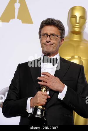 (150223) -- LOS ANGELES, 22. Februar 2015 -- Polens Regisseur Pawel Pawlikowski posiert, nachdem er den Best Foreign Language Film Award für Ida während der 87. Academy Awards im Dolby Theater in Los Angeles, USA, am 22. Februar 2015 gewonnen hat. )(bxq) US-LOS ANGELES-OSCARS-BEST FREMDSPRACHENFILM YangxLei PUBLICATIONxNOTxINxCHN Los Angeles 22. Februar 2015 polnischer S-Regisseur Pavel posiert nach dem Gewinn des Best Foreign Language Film Award für Ida während der 87. Academy Awards IM Dolby Theatre in Los Angeles, USA AM 22. Februar 2015 in Los Angeles Oscars Beste Fremdsprache F Stockfoto