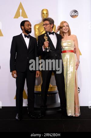 (150223) -- LOS ANGELES, 22. Februar 2015 -- der polnische Regisseur Pawel Pawlikowski (C) posiert mit Nicole Kidman (R) und Chiwetel Ejiofor, nachdem er am 22. Februar 2015 den Best Foreign Language Film Award für Ida bei den 87th Academy Awards im Dolby Theater in Los Angeles, USA, gewonnen hatte. )(bxq) US-LOS ANGELES-OSCARS-BEST FREMDSPRACHENFILM YangxLei PUBLICATIONxNOTxINxCHN Los Angeles 22. Februar 2015 polnischer S-Regisseur Pavel C posiert mit Nicole Kidman r und Chiwetel Ejiofor, nachdem er den Best Foreign Language Film Award für Ida während der 87. Academy Awards IM Dolby Theatre in L gewonnen hat Stockfoto