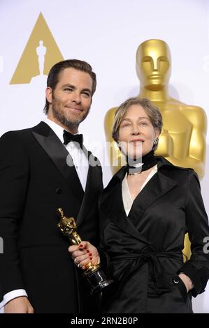 (150223) -- LOS ANGELES, 22. Februar 2015 -- Milena Canonero (R) posiert nach dem Gewinn des Best Costume Design Award für das Grand Budapest Hotel während der 87th Academy Awards im Dolby Theater in Los Angeles, USA, am 22. Februar 2015. ) US-LOS ANGELES-OSCARS-BEST KOSTÜMDESIGN YangxLei PUBLICATIONxNOTxINxCHN LOS Angeles 22. Februar 2015 Milena Cano Nero posiert nach dem Gewinn des Best Costume Design Award für das Grand Budapest Hotel während der 87. Academy Awards IM Dolby Theatre in Los Angeles, USA AM 22. Februar 2015, Los Angeles Oscars Bestes Kostümdesign PUBLICATI Stockfoto