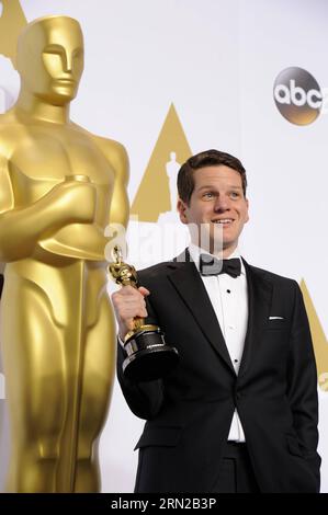 (150223) -- LOS ANGELES, 22. Februar 2015 -- der Drehbuchautor Graham Moore posiert, nachdem er am 22. Februar 2015 den Best Adapted Screenplay Award für das Imitationsspiel bei den 87th Academy Awards im Dolby Theater in Los Angeles, USA, gewonnen hat. ) US-LOS ANGELES-OSCARS-THE IMITATION GAME YangxLei PUBLICATIONxNOTxINxCHN Los Angeles 22. Februar 2015 Drehbuchautor Graham Moore posiert nach dem Gewinn des Best Adapted Screenplay Award for the Imitation Game während der 87th Academy Awards IM Dolby Theatre in Los Angeles, USA AM 22. Februar 2015 Nachahmung Spiel PU Stockfoto