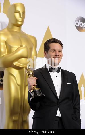 (150223) -- LOS ANGELES, 22. Februar 2015 -- der Drehbuchautor Graham Moore posiert, nachdem er am 22. Februar 2015 den Best Adapted Screenplay Award für das Imitationsspiel bei den 87th Academy Awards im Dolby Theater in Los Angeles, USA, gewonnen hat. ) US-LOS ANGELES-OSCARS-THE IMITATION GAME YangxLei PUBLICATIONxNOTxINxCHN Los Angeles 22. Februar 2015 Drehbuchautor Graham Moore posiert nach dem Gewinn des Best Adapted Screenplay Award for the Imitation Game während der 87th Academy Awards IM Dolby Theatre in Los Angeles, USA AM 22. Februar 2015 Nachahmung Spiel PU Stockfoto