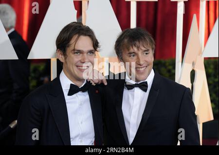 (150223) -- LOS ANGELES, 22. Februar 2015 -- Regisseur Richard Linklater (R) und Schauspieler Ellar Coltrane von Boyhood kommen am 22. Februar 2015 für den roten Teppich der 87th Academy Awards im Dolby Theater in Los Angeles, USA. ) US-LOS ANGELES-OSCARS-ROTER TEPPICH YangxLei PUBLICATIONxNOTxINxCHN Los Angeles 22. Februar 2015 Regisseur Richard Linklater r und Schauspieler Castellar Coltrane of Boyhood kommen AM 22. Februar 2015 für den Red Carpet der 87. Academy Awards IM Dolby Theatre in Los Angeles in den USA an PUBLICATIONxNOTxINxCHN Stockfoto