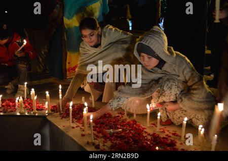 (150224) -- QUETTA, 23. Februar 2015 -- Menschen zünden Kerzen während einer Mahnzeremonie für die Opfer des Terrorismus im südwestlichen pakistanischen Quetta am 23. Februar 2015 an. IRFA) (djj) PAKISTAN-QUETTA-VIGIL CEREMONY Irfan PUBLICATIONxNOTxINxCHN Quetta 23. Februar 2015 Celebrities Light Candles während einer Vigil Ceremony für die Opfer des Terrorismus im Südwesten Pakistans S Quetta AM 23. Februar 2015 Pakistan Quetta Vigil Ceremony Irfan PUBLICATIONxNOTxINxCHN Stockfoto