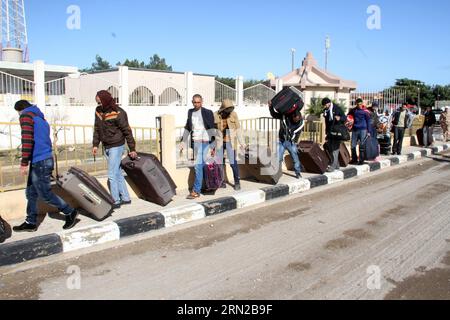 (150223) -- RAS JADIR, 23. Februar 2015 -- Ägypter gehen am 23. Februar 2015 zur libysch-tunesischen Grenze in Ras Jadir, Libyen. Hunderte ägyptische Arbeiter haben Libyen evakuiert, nachdem der Islamische Staat das Video veröffentlicht hat, das die Enthauptung von 21 ägyptischen koptischen Christen zeigt. LIBYEN-RAS JADIR-ÄGYPTISCHE EVAKUIERUNG HamzaxTurkia PUBLICATIONxNOTxINxCHN Ras 23. Februar 2015 Ägypter gehen AM 23. Februar 2015 in Ras Libyen an die libysch-tunesische Grenze. Hunderte ägyptische Arbeiter sind aus Libyen evakuiert worden, nachdem der Islamische Staat das Video veröffentlicht hat, das den von 21 ägyptischen Koptischen C zeigt Stockfoto