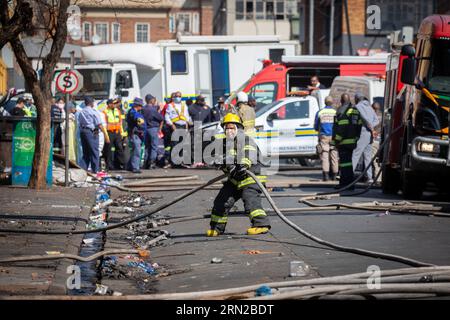 Johannesburg, Südafrika. August 2023 31. Feuerwehrleute arbeiten am Brandort in Johannesburg, Südafrika, 31. August 2023. Die Zahl der Todesopfer, die durch einen Gebäudebrand im Stadtzentrum von Johannesburg, Südafrika, verursacht wurden, ist auf 73 gestiegen, sagte ein Beamter am Donnerstag. Quelle: Yeshiel Panchia/Xinhua/Alamy Live News Stockfoto