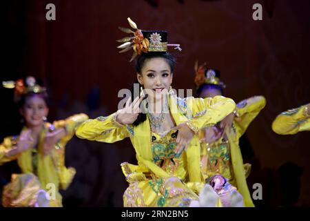 Chinesische Künstler führen einen traditionellen Tanz Myanmars während der Kultur Chinas auf, Festival of Spring Performance im Nationaltheater in Yangon, Myanmar, 24. Februar 2015. ) MYANMAR-YANGON-CHINA-PERFORMANCE UxAung PUBLICATIONxNOTxINxCHN Chinesische Künstler führen einen traditionellen Tanz Myanmars während des Festivals der Kulturen Chinas der Frühlingsaufführung IM Nationaltheater in Yangon Myanmar 24. Februar 2015 Myanmar Yangon China Performance PUBLICATIONxNOTxINxCHN auf Stockfoto