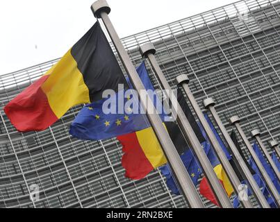 (150225) -- BRÜSSEL, 25. Februar 2015 -- Foto vom 25. Februar 2015 zeigt belgische und EU-Flaggen, die außerhalb des EU-Hauptquartiers in Brüssel, der belgischen Hauptstadt, fliegen. König Philippe und Königin Mathilde von Belgien besuchen hier am Mittwoch das EU-Hauptquartier. ) BELGIEN-BRÜSSEL-EU-ROYALS YexPingfan PUBLICATIONxNOTxINxCHN Brüssel Feb 25 2015 Foto aufgenommen AM Februar 25 2015 zeigt belgische und EU-Flaggen, die außerhalb des EU-Hauptquartiers in der belgischen Hauptstadt Brüssel fliegen König Philippe und Königin Mathilde besuchen AM Mittwoch hier den EU-Hauptquartier Belgien Brüssel EU Royals PUBLICATIONxNOTxINxCHN Stockfoto