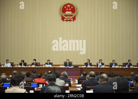 (150225) -- PEKING, 25. Februar 2015 -- Zhang Dejiang (Back), Vorsitzender des Ständigen Ausschusses des Nationalen Volkskongresses Chinas (NPC), leitet die 13. Sitzung des 12. Ständigen Ausschusses des NPC in der Großen Halle des Volkes in Peking, Hauptstadt Chinas, am 25. Februar 2015. ) (wyl) CHINA-BEIJING-ZHANG DEJIANG-NPC-MEETING (CN) XiexHuanchi PUBLICATIONxNOTxINxCHN Peking Feb 25 2015 Zhang Dejiang Back Vorsitzender des Thing Committee of China S National Prominents S Kongress NPC Vorsitzender der 13. Sitzung des 12. NPC-Thing Committee in der Großen Halle der Prominenten in Peking Stockfoto