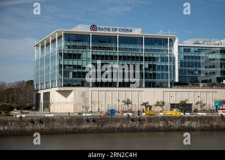 (230831) -- BUENOS AIRES, 31. August 2023 (Xinhua) -- dieses Foto vom 25. August 2023 zeigt das Bürogebäude der Niederlassung Buenos Aires der Bank of China in Buenos Aires, Argentinien. Die Zweigstelle der Bank of China in Buenos Aires hat am Mittwoch die erste Direktinvestition in Yuan in Argentinien getätigt und damit einen neuen Meilenstein bei der Aufnahme der chinesischen Währung als Aktiva in das südamerikanische Land gesetzt. Das chinesische Energieunternehmen Brunp Recycling wird zu einem Pionier-Investor, der als erstes Unternehmen 428.736 Yuan (etwa 58.892 US-Dollar) in die lokale Wirtschaft einbringt. Die Firma W Stockfoto