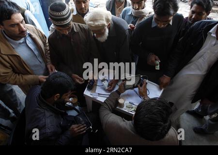 (150226) -- PESHAWAR, 26. Februar 2015 -- die Menschen lassen ihre Fingerabdrücke scannen, um eine Handy-SIM-Karte im nordwestpakistanischen Peshawar, 26. Februar 2015 überprüfen zu lassen. Pakistanis haben sich als Teil der Sicherheitsmaßnahmen nach dem Angriff auf die Schule in Peshawar im Dezember angestellt, um ihre Fingerabdrücke zu scannen und ihre Identität zu überprüfen, um ihre Mobiltelefone zu behalten. ) (lmz) PAKISTAN-PESHAWAR-HANDY-SIM-REGISTRIERUNG UmarxQayyum PUBLICATIONxNOTxINxCHN Peshawar Feb 26 2015 Prominente lassen ihre Fingerabdrücke scannen, um eine Handy SIM-Karte im Nordwesten Pakistans überprüfen zu lassen S Peshawar Feb Stockfoto