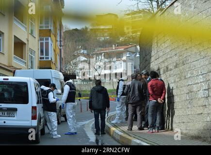 (150227) -- ISTANBUL, 27. Februar 2015 -- die türkische Polizei schloss am 27. Februar 2015 eine Straße vor dem Generalkonsulat in Istanbul. Die türkische Polizei hat am Freitag vor dem US-Konsulat in Istanbul einen Mann festgenommen, der mit der Detonation einer Selbstmordbombe drohte, sagten lokale Medien. Der Verdächtige, angeblich geistig instabil, sagte, er würde sich in die Luft sprengen, während die Spezialeinsatzteams ihn bald neutralisierten. Istanbul ist seit Januar in Hochsicherheitsalarm, nachdem sich ein Selbstmordattentäter auf einer Polizeiwache im historischen Sultanahmet-Viertel in die Luft gesprengt hat, wobei ein Offizier getötet und verletzt wurde Stockfoto