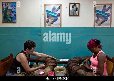 Arbeiter bereiten Tabakblätter in einer Fabrik in Havanna, Kuba, am 26. Februar 2015 vor. Kubanische Zigarrenhersteller erwarten von US-Reisenden große Summen, wenn die Vereinigten Staaten ihr Handelsembargo gegen Kuba aufheben. Die Aussicht auf eine Aufhebung des Embargos durch die Vereinigten Staaten hat sich seit 53 Jahren verbessert, nachdem die Vereinigten Staaten und Kuba am 17. Dezember ihre Absicht angekündigt hatten, die diplomatischen Beziehungen wiederherzustellen. )(lmz) KUBA-HAVANNA-ZIGARRENFABRIK LiuxBin PUBLICATIONxNOTxINxCHN Arbeiter bereiten Tabakblätter IN einer Fabrik in Havanna Kuba Februar 26 2015 kubanische ZIGARRENHERSTELLER erwarten Big Bucks von US-Reisenden, wenn die Vereinigten Staaten ihre Tra anheben Stockfoto