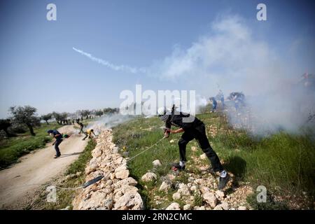 RAMALLAH, 27. Februar 2015 -- Ein palästinensischer Demonstrant wirft einen Tränengaskanister zurück, der am 27. Februar 2015 von israelischen Soldaten bei einem wöchentlichen Protest gegen jüdische Siedlungen im Dorf Bilin in der Nähe der Westjordstadt Ramallah gefeuert wurde. ) (mt) MIDEAST-RAMALLAH-CLASHES FadixArouri PUBLICATIONxNOTxINxCHN Ramallah Feb 27 2015 ein PALÄSTINENSER SCHLEUDERT zurück einen Tear Gas Kanister, der von israelischen Soldaten während der Zusammenstöße BEI einem wöchentlichen Protest gegen jüdische Siedlungen im Dorf Bilin in der Nähe der WESTBANK-Stadt Ramallah AM Feb 27 2015 GEFEUERT WURDE Mt Mideast Ramallah Clashes NICATxBLINNCHN Stockfoto