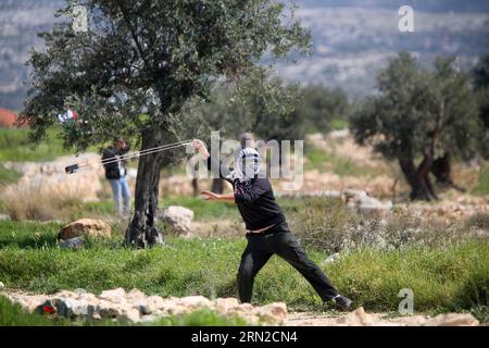 RAMALLAH, 27. Februar 2015 -- Ein palästinensischer Demonstrant schleudert Steine auf israelische Soldaten während eines wöchentlichen Protestes gegen jüdische Siedlungen im Dorf Bilin in der Nähe der Westjordstadt Ramallah am 27. Februar 2015. ) (mt) MIDEAST-RAMALLAH-CLASHES FadixArouri PUBLICATIONxNOTxINxCHN Ramallah Feb 27 2015 ein PALÄSTINENSISCHER Hurlerstein AUF israelische Soldaten während der Zusammenstöße BEI einem wöchentlichen Protest gegen jüdische Siedlungen im Dorf Bilin in der Nähe der WESTBANK-Stadt Ramallah AM 27 2015. Februar trifft Mt Mideast Ramallah AUF PUNOBLICTXCHNXN Stockfoto