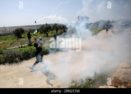 RAMALLAH, 27. Februar 2015 -- Ein palästinensischer Demonstrant wirft einen Tränengaskanister zurück, der am 27. Februar 2015 von israelischen Soldaten bei einem wöchentlichen Protest gegen jüdische Siedlungen im Dorf Bilin in der Nähe der Westjordstadt Ramallah gefeuert wurde. ) (mt) MIDEAST-RAMALLAH-CLASHES FadixArouri PUBLICATIONxNOTxINxCHN Ramallah Feb 27 2015 ein PALÄSTINENSER SCHLEUDERT zurück einen Tear Gas Kanister, der von israelischen Soldaten während der Zusammenstöße BEI einem wöchentlichen Protest gegen jüdische Siedlungen im Dorf Bilin in der Nähe der WESTBANK-Stadt Ramallah AM Feb 27 2015 GEFEUERT WURDE Mt Mideast Ramallah Clashes NICATxBLINNCHN Stockfoto