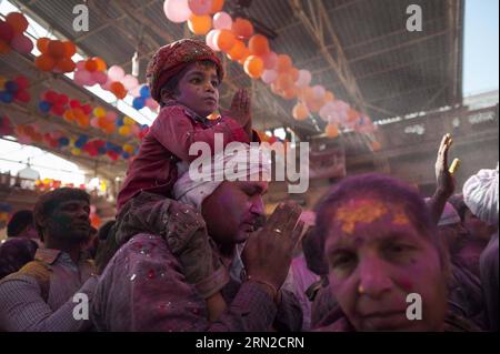 Ein indischer Vater betet mit seinem Sohn während des Lathmar-Holi-Festivals im Radha-Rani-Tempel in Barsana nahe der Stadt Mathura im indischen Bundesstaat Uttar Pradesh, 27. Februar 2015. Während des Festivals schlugen die Frauen von Barsana die Männer aus Nandgaon, der legendären Heimatstadt Krishnas, mit Holzstöcken, um auf ihre Bemühungen zu reagieren, Farbpulver auf sie zu werfen. ) INDIEN-MATHURA-LATHMAR HOLI TumpaxMondal PUBLICATIONxNOTxINxCHN zum indischen Vater betet mit seiner Sonne während des Holi Festivals IM Radha Rani Tempel in Barsana in der Nähe von Mathura Stadt des indischen Staates Uttar Pradesh IM Februar 27 2015 während des Festivals Stockfoto