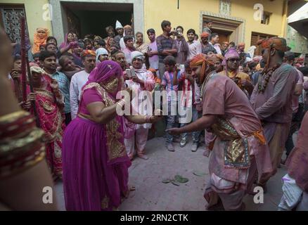 Indianer tanzen während des Lathmar Holi Festivals im Radha Rani Tempel in Barsana bei Mathura Stadt im indischen Bundesstaat Uttar Pradesh, 27. Februar 2015. Während des Festivals schlugen die Frauen von Barsana die Männer aus Nandgaon, der legendären Heimatstadt Krishnas, mit Holzstöcken, um auf ihre Bemühungen zu reagieren, Farbpulver auf sie zu werfen. ) INDIEN-MATHURA-LATHMAR HOLI TumpaxMondal PUBLICATIONxNOTxINxCHN Indische Prominente tanzen während des Holi Festivals IM Radha Rani Tempel in Barsana bei Mathura Stadt des indischen Staates Uttar Pradesh IM Februar 27 2015 während des Festivals die Frauen von Barsana besiegten die Stockfoto