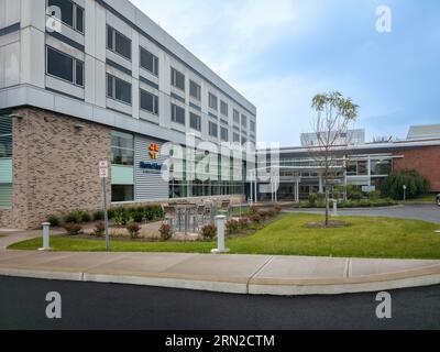 Rom., New York - 28. August 2023: Landschaftsansicht des Bartlett-Eingangs des Rome Hospital, ein Tochterunternehmen von Saint Joseph's Health. Stockfoto