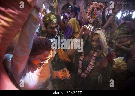 Indianer spielen mit Farbpulver während des Lathmar Holi Festivals im Radha Rani Tempel in Barsana bei Mathura Stadt im indischen Bundesstaat Uttar Pradesh, 27. Februar 2015. Während des Festivals schlugen die Frauen von Barsana die Männer aus Nandgaon, der legendären Heimatstadt Krishnas, mit Holzstöcken, um auf ihre Bemühungen zu reagieren, Farbpulver auf sie zu werfen. ) INDIEN-MATHURA-LATHMAR HOLI TumpaxMondal PUBLICATIONxNOTxINxCHN Indische Prominente spielen mit Farbpulver während des Holi Festivals IM Radha Rani Tempel in Barsana in der Nähe von Mathura Stadt des indischen Staates Uttar Pradesh IM Februar 27 2015 während des Festes Stockfoto