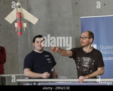 Ein Ingenieur startet sein Papierflugzeug während des Flugwettbewerbs im Aerospace Training Centre in Richmond, Kanada, am 27. Februar 2015. Studenten des British Columbia Institute of Technology nahmen am 6. Jährlichen Wright Brothers Flying Extravaganza Competition am Freitag Teil. KANADA-VANCOUVER-PAPER FLUGZEUG-WETTBEWERB LiangxSen PUBLICATIONxNOTxINxCHN to Engineering Student startet seine Paper Plane während des Flying Competition IM Aerospace Training Centre in Richmond, Kanada Februar 27 2015 Flugzeugwartung Engineering Studenten von British Col Stockfoto
