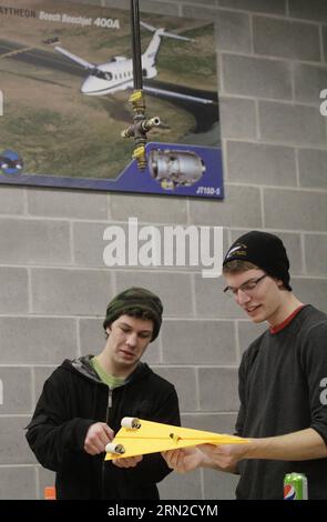 Studenten der Ingenieurwissenschaften bauen ihr Flugzeug während des Flugwettbewerbs der Papierflugzeuge im Aerospace Training Centre in Richmond, Kanada, am 27. Februar 2015. Studenten des British Columbia Institute of Technology nahmen am 6. Jährlichen Wright Brothers Flying Extravaganza Competition am Freitag Teil. KANADA-VANCOUVER-PAPIERFLUGZEUG-WETTBEWERB LiangxSen PUBLICATIONxNOTxINxCHN Engineering Studenten bauen ihr Flugzeug über einige während des Paper Plan Flying Competition IM Aerospace Training Centre in Richmond Kanada Februar 27 2015 Flugzeug Mai Stockfoto