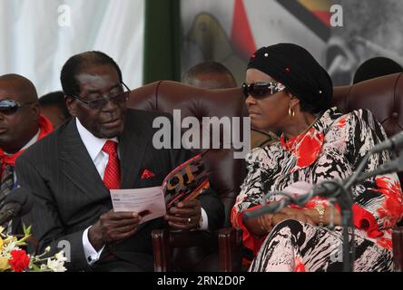 (150228) -- VICTORIA FALLS (SIMBABWE), 28. Februar 2015 () -- der simbabwische Präsident Robert Mugabe (L) und seine Frau Grace Mugabe durchstöbern eine Broschüre auf dem Podium bei einer öffentlichen Feier anlässlich seines 91. Geburtstags in Victoria Falls, Simbabwe, 28. Februar 2015. Mugabe, der in diesem Monat 91 Jahre alt wird, ist der älteste Führer der Welt und einer der am längsten dienenden afrikanischen Staatsmänner. Nachdem er seit 35 Jahren seit seiner Unabhängigkeit Simbabwe regiert hatte, wurde Mugabe von der regierenden ZANU-PF-Partei als einziger Kandidat für die Präsidentschaftswahl 2018 im Alter von 94 Jahren unterstützt. () SIMBABWE-VICTORIA FALLS-MUGAB Stockfoto