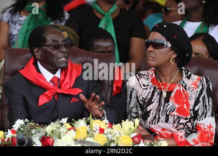 (150228) -- VICTORIA FALLS (SIMBABWE), 28. Februar 2015 () -- der simbabwische Präsident Robert Mugabe (L) und seine Frau Grace Mugabe unterhalten sich auf dem Podium bei einer öffentlichen Feier anlässlich seines 91. Geburtstags in Victoria Falls, Simbabwe, 28. Februar 2015. Mugabe, der in diesem Monat 91 Jahre alt wird, ist der älteste Führer der Welt und einer der am längsten dienenden afrikanischen Staatsmänner. Nachdem er seit 35 Jahren seit seiner Unabhängigkeit Simbabwe regiert hatte, wurde Mugabe von der regierenden ZANU-PF-Partei als einziger Kandidat für die Präsidentschaftswahl 2018 im Alter von 94 Jahren unterstützt. () SIMBABWE-VICTORIA FALLS-MUGABE-BIRTHDAY XI Stockfoto